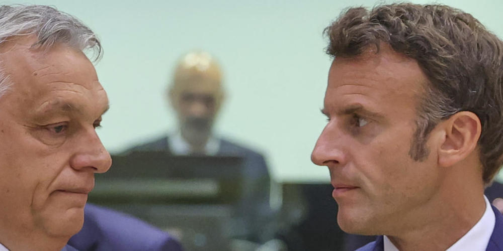 dpatopbilder - Emmanuel Macron (r), Präsident von Frankreich, und Viktor Orban, Ministerpräsident von Ungarn, unterhalten sich vor einem außerordentlichen Treffen der EU-Staats- und Regierungschefs. Foto: Olivier Matthys/AP/dpa
