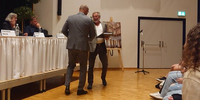 Toni Frei, Sprecher des Komitees, überreichte Gemeindepräsident Lucas Keel die 764 Unterschriften für das Referendum über das neue Parkierungsreglement der Gemeinde Uzwil,