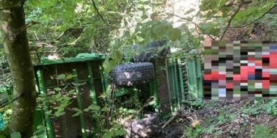 Beim Sturz in ein tiefes Tobel wurde der 86-jährige Fahrer dieses Traktorgespanns schwer verletzt.