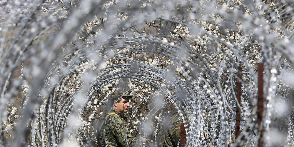 ARCHIV - Georgische Grenzschutzbeamte patrouillieren an der Grenze zu Georgiens abtrünniger Region Südossetien. Foto: Shakh Aivazov/AP/dpa