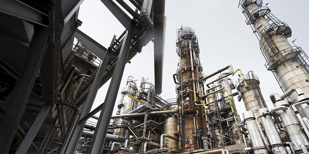 Die Raffinerie in Cressier NE stellt Benzin, Diesel, Kerosin und Heizöl her. Ihre Produktion macht 25 Prozent aller in der Schweiz verkauften Erdölprodukte aus. (Archivbild)