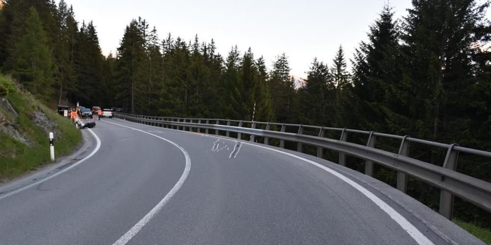 In einer Linkskurve zwischen Lenzerheide und Lantsch/Lenz kollidierte das Motorrad mit der rechtsseitigen Leitplanke.