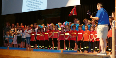 Alle Teilnehmer der Jeninser Kinder- und Jugend-Turner-Gala singen gemeinsam das Turnerlied.