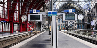 Der Bahnsteig im Hauptbahnhof Antwerpen ist menschenleer. Der Zugverkehr in Belgien ist wegen eines umfangreichen Streiks im öffentlichen Dienst weitgehend eingestellt worden. Foto: Dirk Waem/BELGA/dpa
