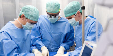 Eine hochkomplexe Maschine erlaubt, eine Spenderleber während mehreren Tagen ausserhalb eines Körpers zu konservieren: die Spenderleber wird im Reinraum an die Perfusionsmaschine angeschlossen.