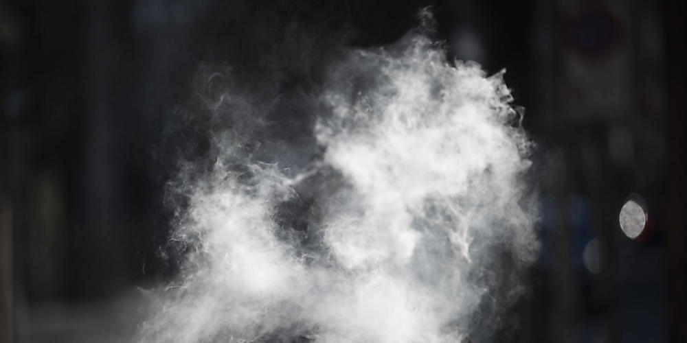 Ein Mann raucht beziehungsweise dampft seine elektronische Zigarette. Mexiko verbietet den Verkauf von E-Zigaretten und ähnlichen Produkten. (Archivbild)