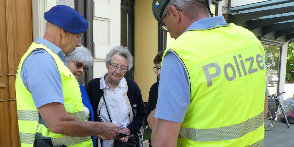 In Wollishofen informierten die Polizisten über Sicherheit im Internet und im Strassenverkehr und sie gaben Hinweise, was man tun kann, damit es gar nicht erst zu einem Strafdelikt kommt.
