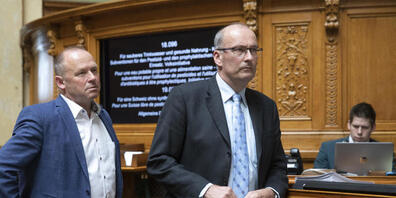 Markus Ritter, Nationalrat (Die Mitte/SG) und Präsident des Schweizer Bauernverbandes, rechts, und Andreas Aebi (SVP/BE) während der Debatte Trinkwasser- und Pestizidinitiative im Juni 2019 in Bern. (Archivbild)