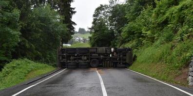 Der umgekippte Militärlastwagen blockierte die Strasse von Herisau AR nach Winkel SG über längere Zeit.