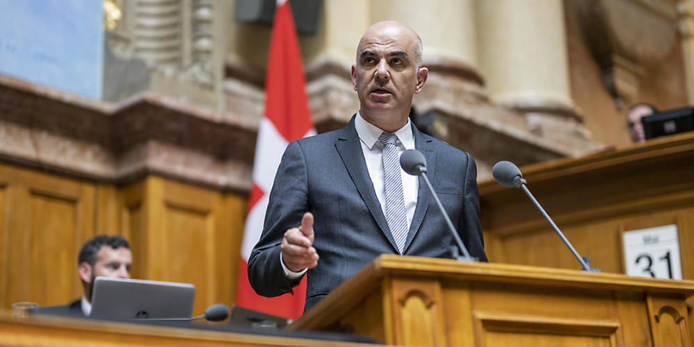 Teilerfolg für Gesundheitsminister Alain Berset: Der Nationalrat befürwortet gesetzlich verankerte Kostenziele im Gesundheitswesen. Damit soll der Kostenbremse-Initiative der Mitte-Partei begegnet werden.