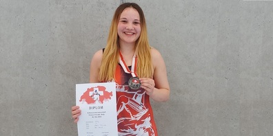 Delia Tanner, geschmückt mit Diplom und der sehr erfreulichen Silbermedaille.