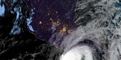 HANDOUT - Dieses von der NOAA zur Verfügung gestellte Satellitenbild zeigt den Hurrikan Agatha vor der Pazifikküste des mexikanischen Bundesstaates Oaxaca. Durch den ersten Hurrikan der Saison sind in Mexiko nach Mitteilung des Gouverneurs Alejand...
