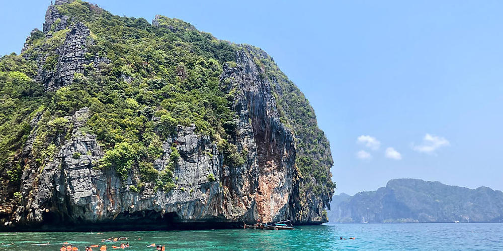 ARCHIV - Menschen schnorcheln im Phi-Phi-Archipel. In Thailand steigt die Zahl der ausländischen touristen nach der Lockerung der Einreiseregeln. Das berichtete die Zeitung «Bangkok Post» am Mittwoch unter Berufung auf die Behörden. Foto: Carola F...