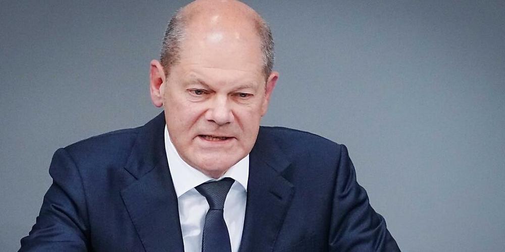 Der deutsche Bundeskanzler Olaf Scholz (SPD) spricht in der Generaldebatte der Haushaltswoche im Bundestag. Scholz hat der Ukraine am Mittwoch die Lieferung eines modernen Flugabwehrsystems für den Kampf gegen die russischen Angreifer zugesagt. Fo...
