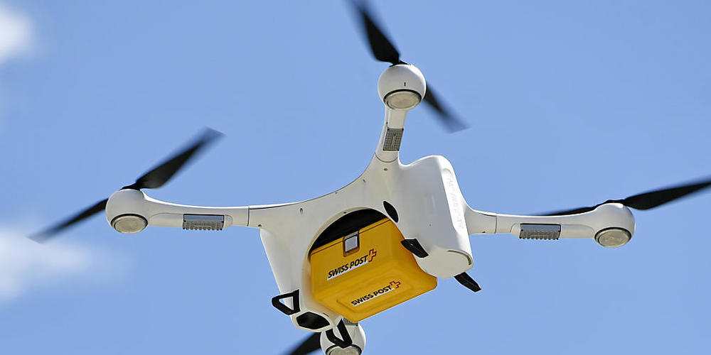 Die Transportdrohnen der Post sind seit 2017 im Einsatz und fliegen Laborproben umher. Nun ist die Post aber zum Schluss gekommen, dass das Projekt nicht rentiert. (Archivbild)