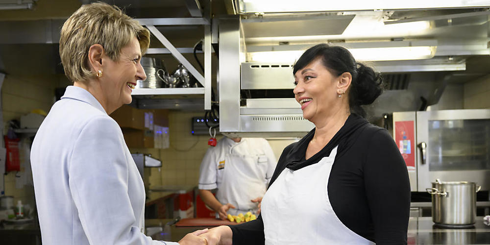 Bundesrätin Karin Keller-Sutter (links) und die Ukrainerin Olga Shymko geben sich in der Küche des "Ochsen" die Hand.