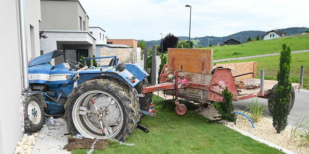 Der führerlose Traktor samt Anhänger fuhr zuerst einen Abhang hinunter und prallte schliesslich in eine Hausmauer.