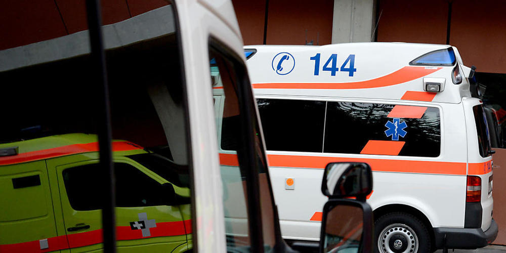 Bei einem Verkehrsunfall in Ins BE ist am Mittwochmorgen ein Autofahrer ums Leben gekommen. (Symbolbild)