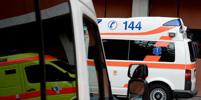 Bei einem Verkehrsunfall in Ins BE ist am Mittwochmorgen ein Autofahrer ums Leben gekommen. (Symbolbild)