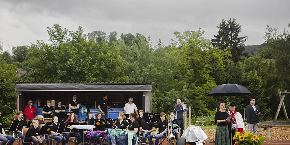 Kein Festwetter zur Feier: Nationalratspräsidentin Irene Kälin unter dem Schirm des Bundesweibels spricht bei einem Winzerapero zur Bevölkerung.