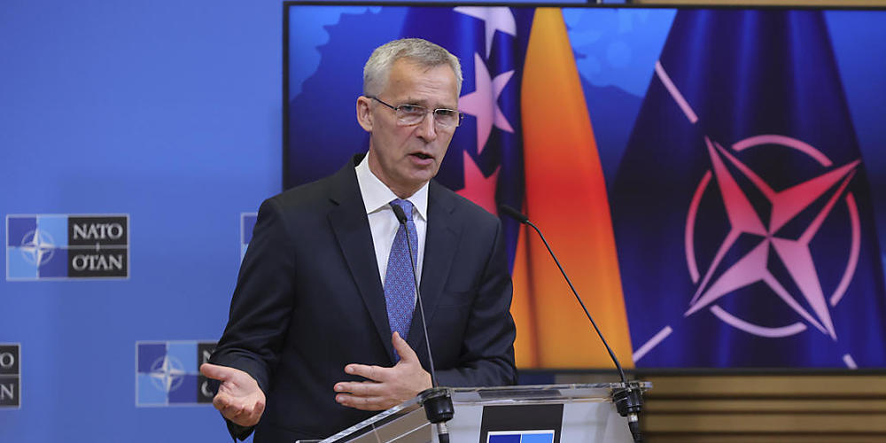Jens Stoltenberg, Nato-Generalsekretär, spricht während einer gemeinsamen Pressekonferenz mit dem Vorsitzenden der Präsidentschaft von Bosnien und Herzegowina im NATO-Hauptquartier in Brüssel. Foto: Olivier Matthys/AP/dpa