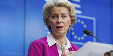 Ursula von der Leyen, Präsidentin der Europäischen Kommission, spricht während einer Pressekonferenz nach einem außerordentlichen Treffen der EU-Staats- und Regierungschefs im Europa-Gebäude. Foto: Olivier Matthys/AP/dpa