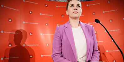 Mette Frederiksen, Ministerpräsidentin von Dänemark und Vorsitzende der Sozialdemokratischen Partei, spricht zu Mitgliedern ihrer Partei im Parlament in Kopenhagen. Foto: Philip Davali/Ritzau Scanpix/AP/dpa