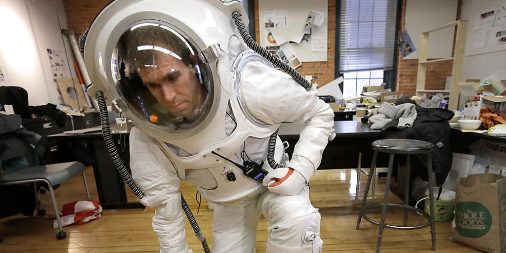 Die Nasa will neue Raumanzüge entwickelt. Sie hat einen entsprechenden Auftrag an zwei Firmen vergeben. (Archivbild)