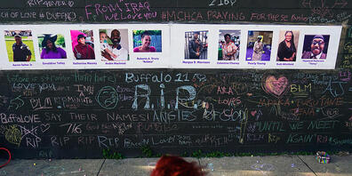 Gegen einen 18-jährigen Jugendlichen, der aus rassistischen Motiven in der US-Stadt Buffalo zehn Menschen getötet hat, wird Anklage erhoben. (Archivibld)