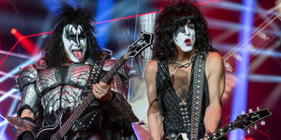 Gene Simmons (l) und Paul Stanley von der US-amerikanischen Hard-Rock-Band Kiss stehen beim europäischen Tourauftakt der Band in der Westfalenhalle auf der Bühne. Foto: Bernd Thissen/dpa