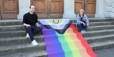 Claudio Wechsler und Eva Büchi hissen die neu Fahne am Campus Kreuzlingen.
