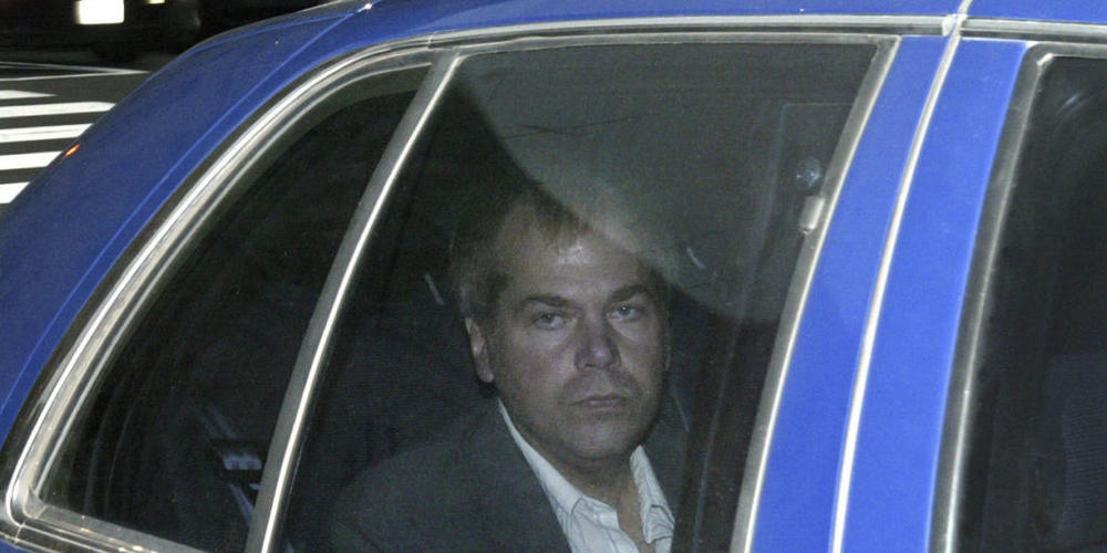 ARCHIV - John Hinckley Jr. kommt am US-Bezirksgericht in Washington an. Ein Bundesrichter hält die voraussichtlich letzte Anhörung des mutmaßlichen Reagan-Attentäters John Hinckley, bevor, 40 Jahre nach den Schüssen auf den damaligen US-Präsidente...