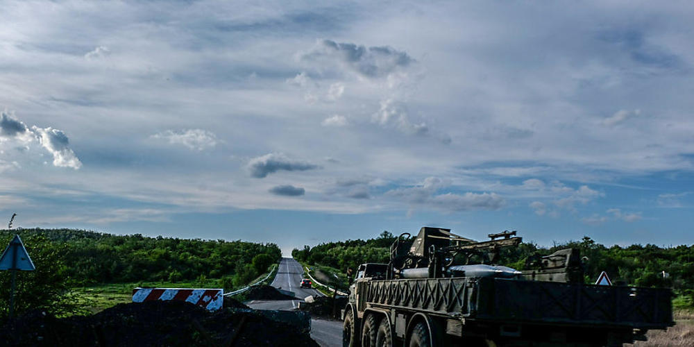 Ein Lastwagen mit Raketen passiert Schikanen auf der Landstraße. Lyssytschansk ist eine langgestreckte Stadt am hohen rechten Ufer des Donez in der Region Luhansk. Die Stadt ist Teil eines Ballungsraums, zu dem auch Sjewjerodonezk und Rubischne ge...
