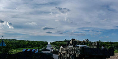 Ein Lastwagen mit Raketen passiert Schikanen auf der Landstraße. Lyssytschansk ist eine langgestreckte Stadt am hohen rechten Ufer des Donez in der Region Luhansk. Die Stadt ist Teil eines Ballungsraums, zu dem auch Sjewjerodonezk und Rubischne ge...