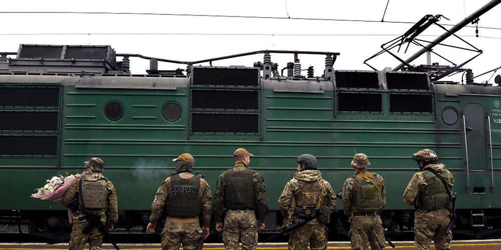 Ukrainische Soldaten Ende Mai am Bahnhof von Charkiw. Foto: Carol Guzy/ZUMA Press Wire/dpa