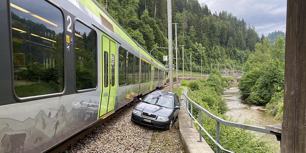 Neben dem Zug kam das mitgeschleifte Auto zum Stehen.