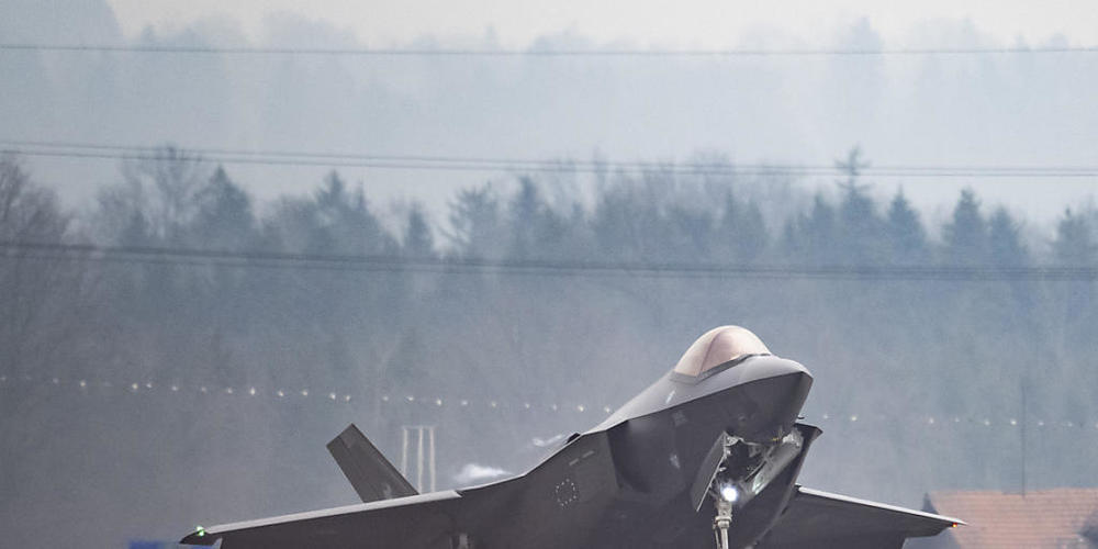 Der Ständerat möchte den Kauf von 36 neuen F-35-Kampfjets vorantreiben und die Beschaffungsverträge rasch unterschreiben. Dieses Ziel verankerte er in der Armeebotschaft 2022. (Archivbild)