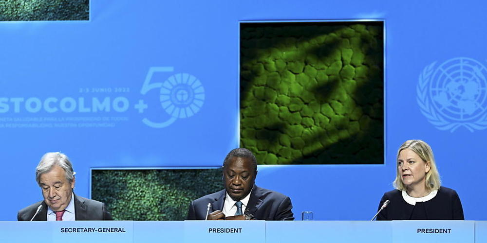 Antonio Guterres (l-r), Generalsekretär der Vereinten Nationen,  Uhuru Kenyatta, Präsident von Kenia, und Magdalena Andersson, Ministerpräsidentin von Schweden, beim Umweltgipfel in Stockholm. Foto: Jessica Gow/TT NEWS AGENCY/AP/dpa