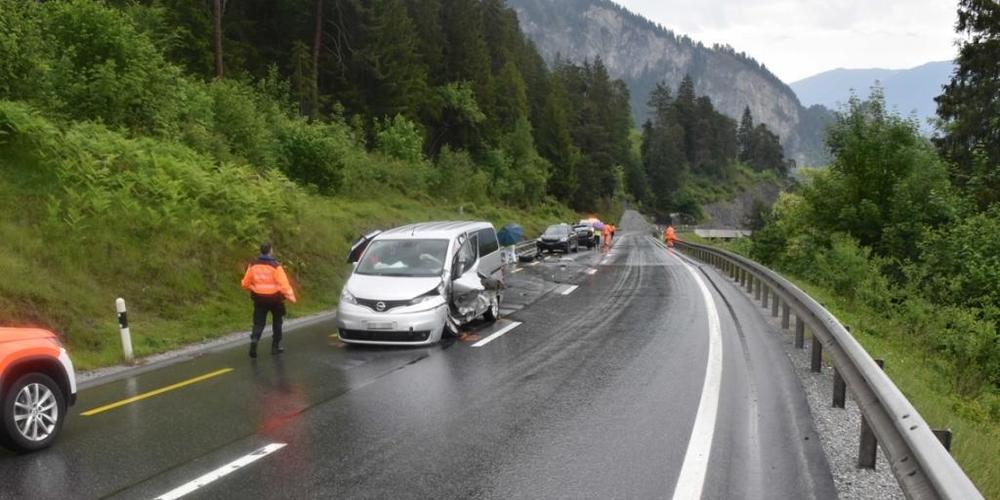 Nach dem Verkehrsunfall mit vier Autos am Mittwochnachmittag in Flims mussten zwei Personen ins Spital gebracht werden.