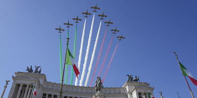 Die Kunstflugstaffel der italienischen Luftwaffe überfliegt das Grab des unbekannten Soldaten in Rom. Foto: Gregorio Borgia/AP/dpa