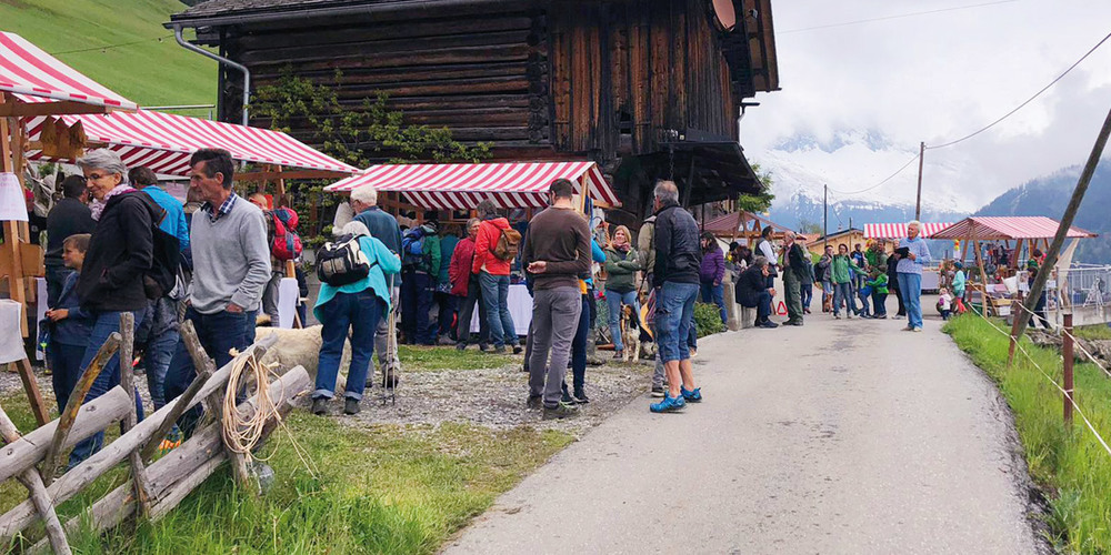 Rückblick: reges Markttreiben am zweiten Schuderser  Bergfrühlingsmarkt. 