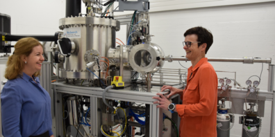 Dr. Roelene Botha (links) und Heidi Thomé, die neue Bereichsleiterin Optische Beschichtung bei RhySearch, vor der neuen, speziell entwickelten Forschungs-Beschichtungsanlage ForzA.