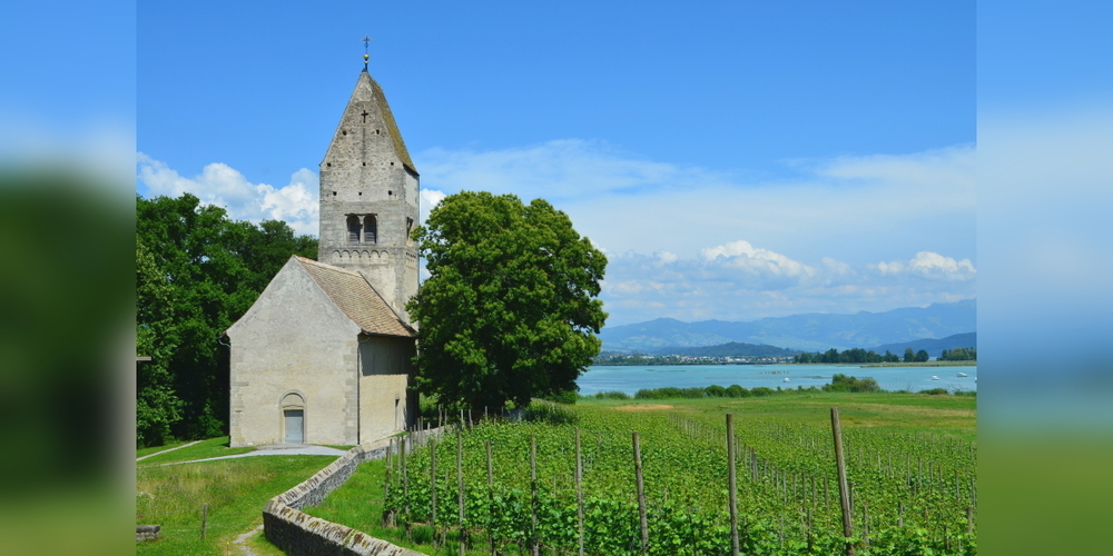 Die Kirche St. Peter und Paul liegt idyllisch auf der Insel Ufnau mitten im Zürichsee.