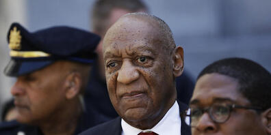 ARCHIV - Hat er 1975 eine damals 16-Jährige missbraucht? US-Schauspieler und Entertainer Bill Cosby (M) muss sich erneut vor Gericht verantworten. Foto: Matt Slocum/AP/dpa