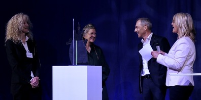 Verleihung des Preises der Rheintaler Wirtschaft: v.l. Brigitte Lüchinger, Künstlerin Karin Thür, Jürg Spiess und Moderatorin Sonja Hasler