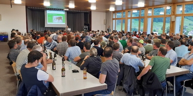 Neben den drei Referenten aus der Praxis, Urs Büchler (kantonaler Wildhüter Oberes Toggenburg–Neckertal), Markus Hobi (Leiter Landwirtschaftliches Zentrum SG in Salez) und Mathias Rüesch (Geschäftsführer St. Galler Bauernverband), sprach auch der St.Galler SVP-Nationalrat Mike Egger. 