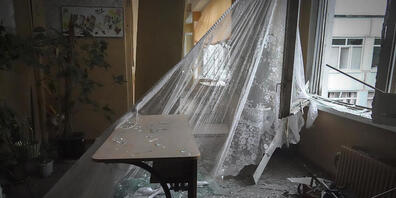 dpatopbilder - Zerstörter Raum in einer Schule. In der Ukraine haben mehrere Regionen in der Nacht zum Donnerstag und am frühen Morgen Luft- und Raketenangriffe gemeldet. Foto: Andrii Marienko/AP/dpa