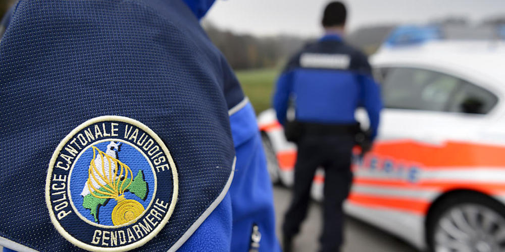 Nach dem Raubüberfall auf eine Bäckerei in Servion konnte die Kantonspolizei Waadt, unterstützt von den Kantonspolizeien Freiburg, Neuenburg und Wallis, den Gemeindepolizeien, dem Grenzwachtkorps und einem Helikopter, vier Verdächtige festnehmen. ...