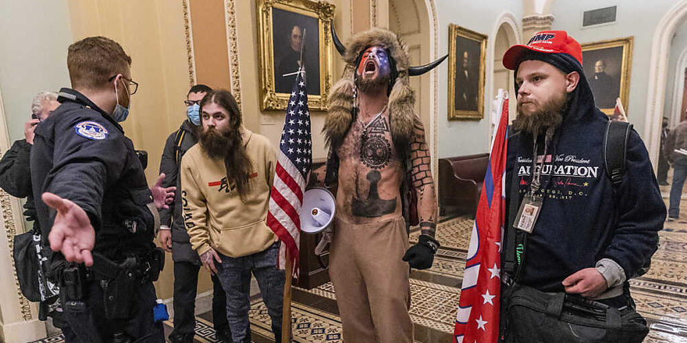 ARCHIV - Unterstützer von US-Präsident Trump stehen vor Polizeien auf dem Gang vor der Senatskammer im Kapitol. Foto: Manuel Balce Ceneta/AP/dpa