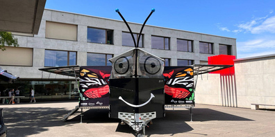 Der «SolarButterfly» ist eine Art autarker Wohnwagen, der ausfahrbare Wände hat und mit Solarzellen bestückt ist. Darin gibt es Schlafgelegenheiten, eine Küchennische, Dusche, ein WC und auch ein ganzes Pressezentrum. 